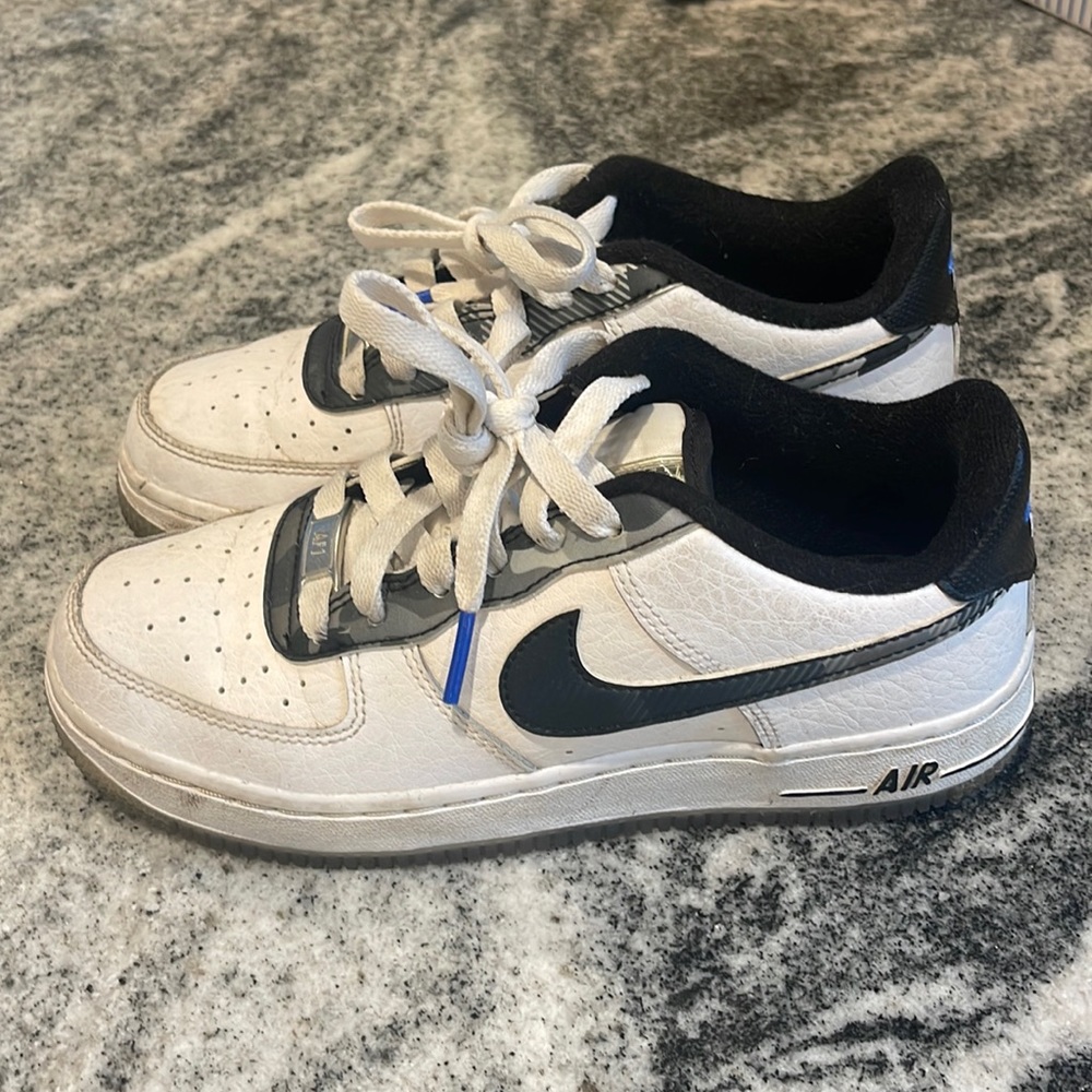 Nike youth boys size 3.5 Air Force One, white leather with blue/black detail